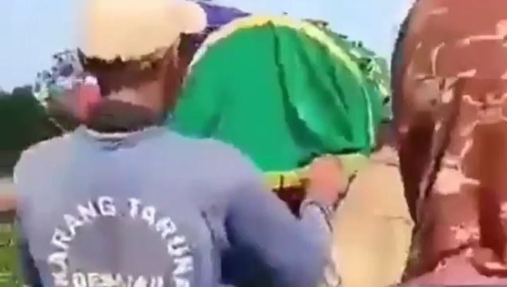 Video viral detik-detik pria menaiki keranda berisi jenazah, duh