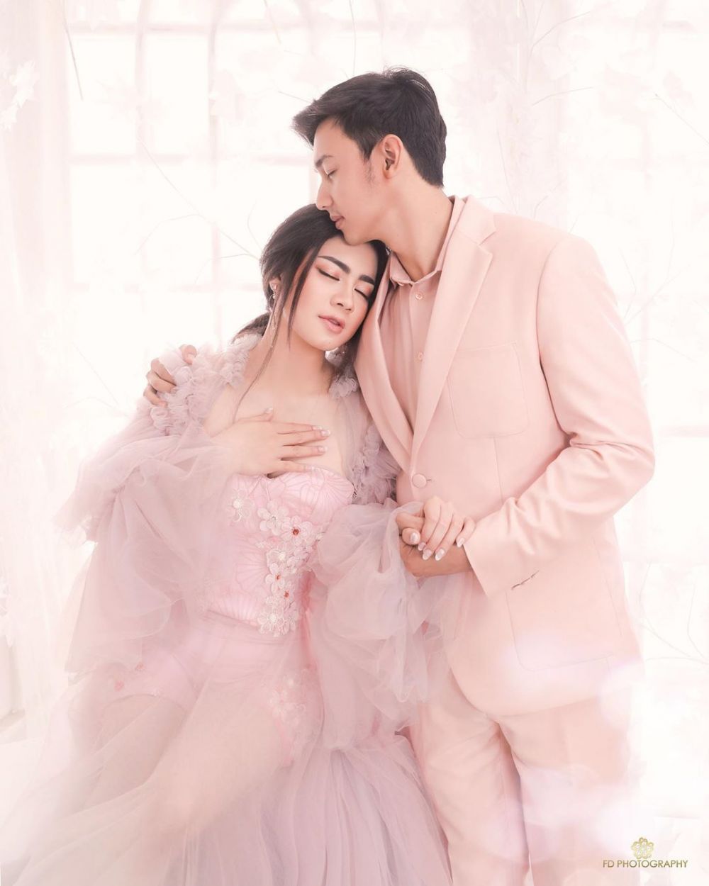 7 Pemotretan Felicya dan Caesar Hito bertema dunia peri, serba pink