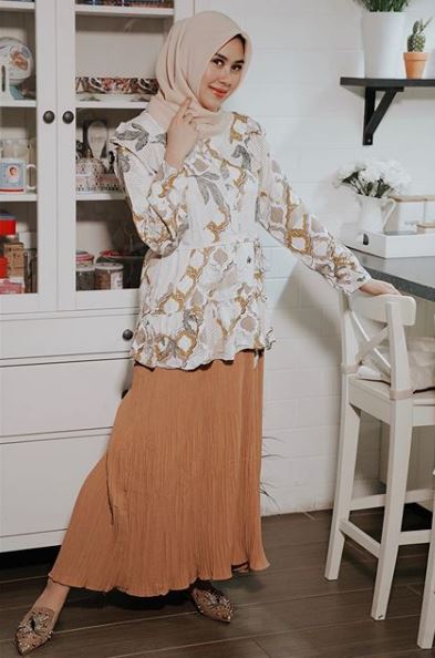 7 Pesona Syahnaz Sadiqah kenakan hijab, meneduhkan