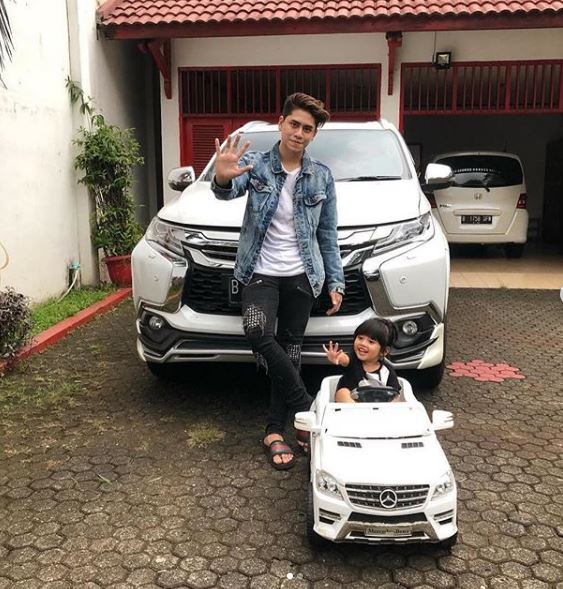 8 Potret Verrell dan Athalla momong sang adik, sibling goals
