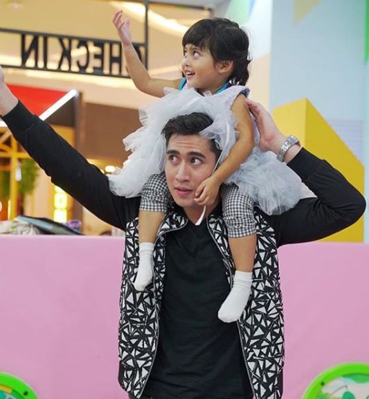 8 Potret Verrell dan Athalla momong sang adik, sibling goals