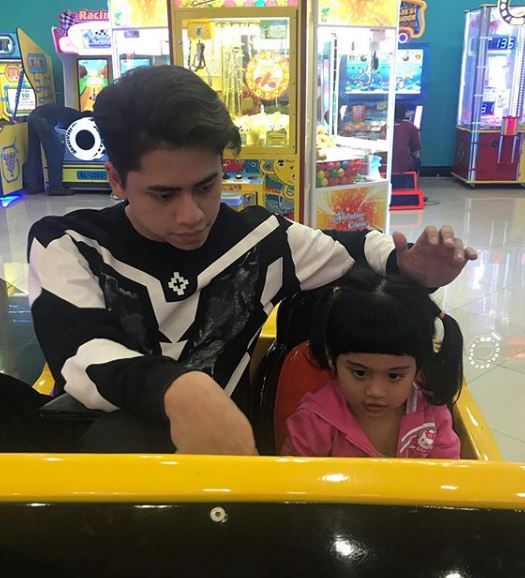 8 Potret Verrell dan Athalla momong sang adik, sibling goals