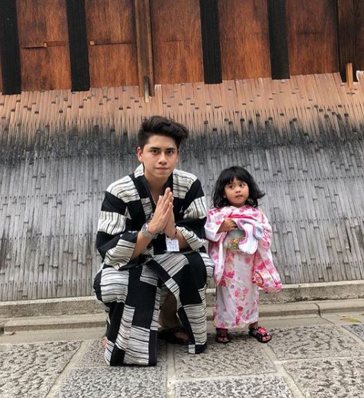 8 Potret Verrell dan Athalla momong sang adik, sibling goals