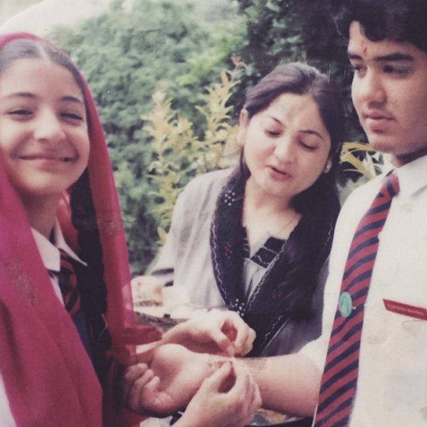 7 Seleb Bollywood dalam balutan seragam, anak sekolahan banget