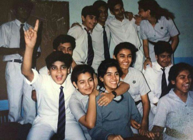 7 Seleb Bollywood dalam balutan seragam, anak sekolahan banget