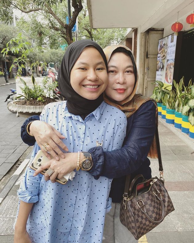 8 Pesona Hada Layalia, adik Adly Fairuz yang bersuara merdu