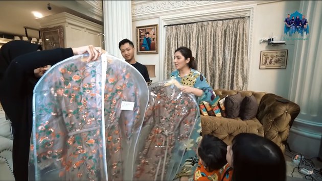 6 Momen seru Ashanty dan Aurel Hermansyah coba baju Lebaran
