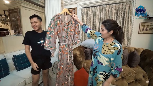 6 Momen seru Ashanty dan Aurel Hermansyah coba baju Lebaran