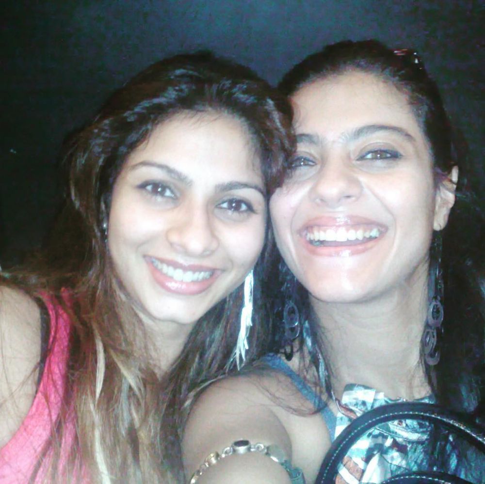 10 Potret kompak Kajol dan Tanishaa Mukerji, sibling goals