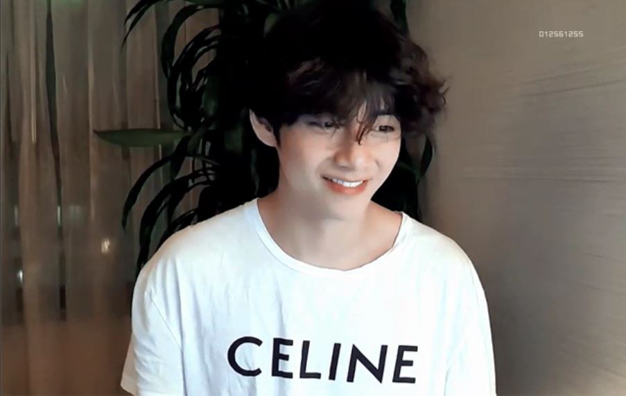 9 Potret V BTS tanpa makeup, bikin salah fokus