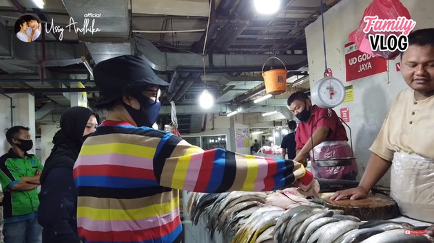 10 Momen Ussy Sulistyawati belanja sembako saat hamil besar