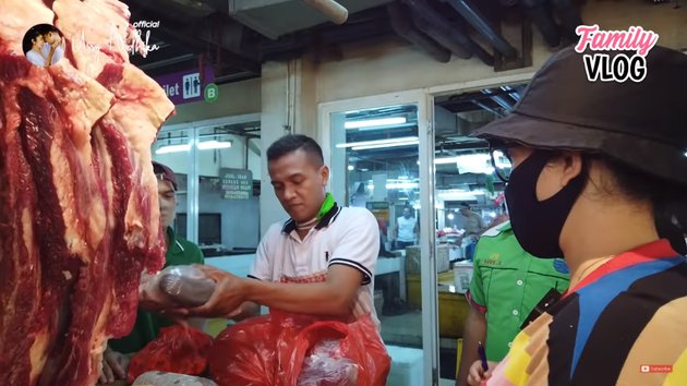 10 Momen Ussy Sulistyawati belanja sembako saat hamil besar