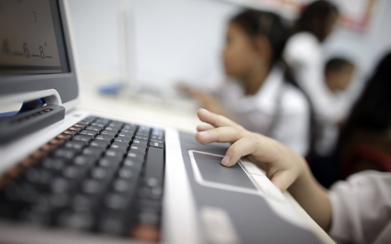Cucu tak bisa sekolah online, kisah nenek belikan HP bikin mewek