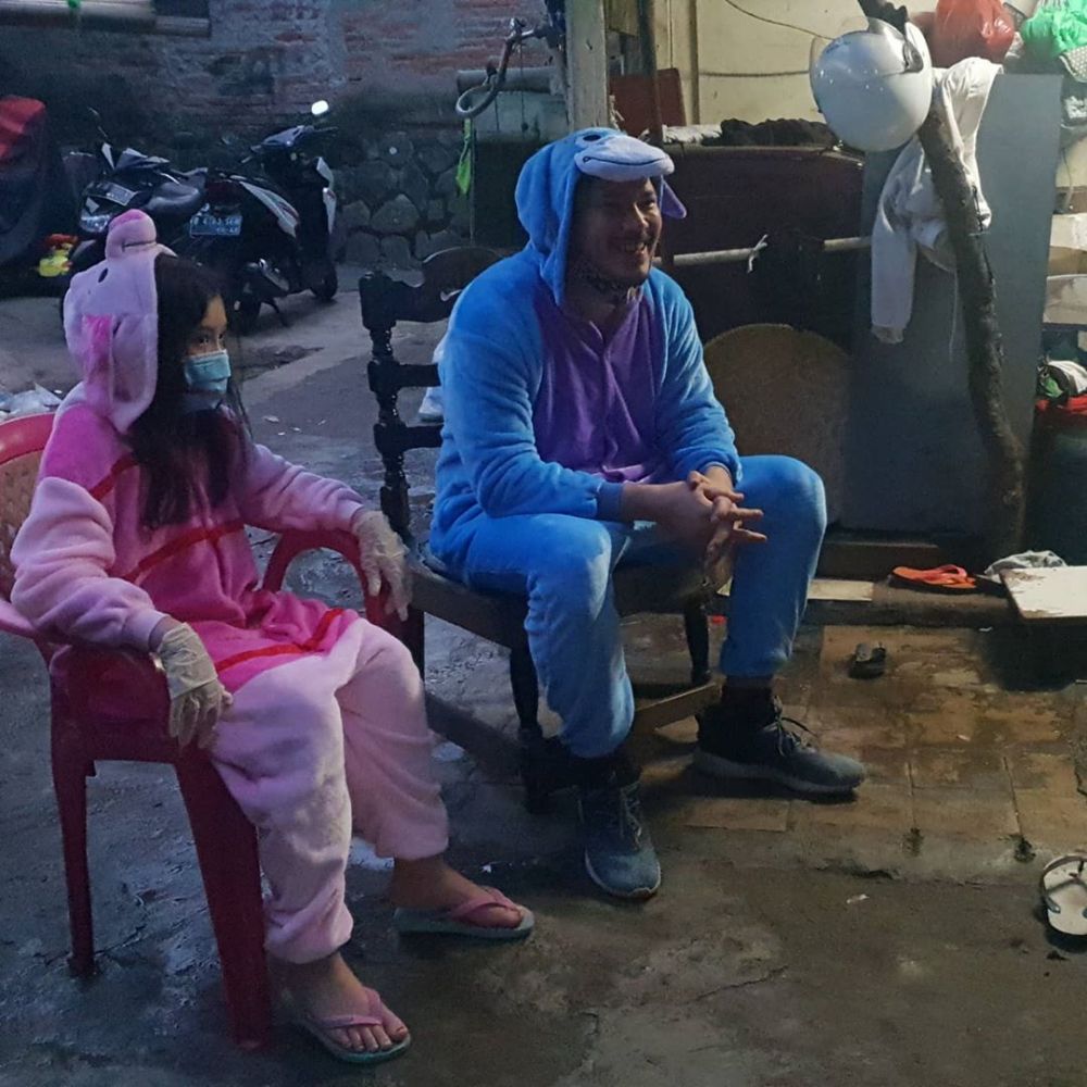 7 Momen Zack Lee berbagi makanan ke warga, penampilannya unik