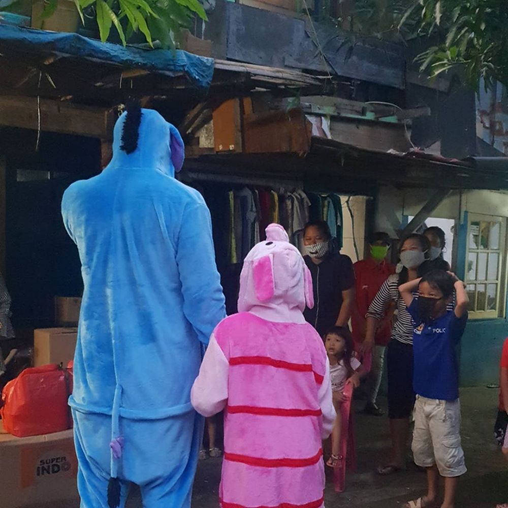 7 Momen Zack Lee berbagi makanan ke warga, penampilannya unik