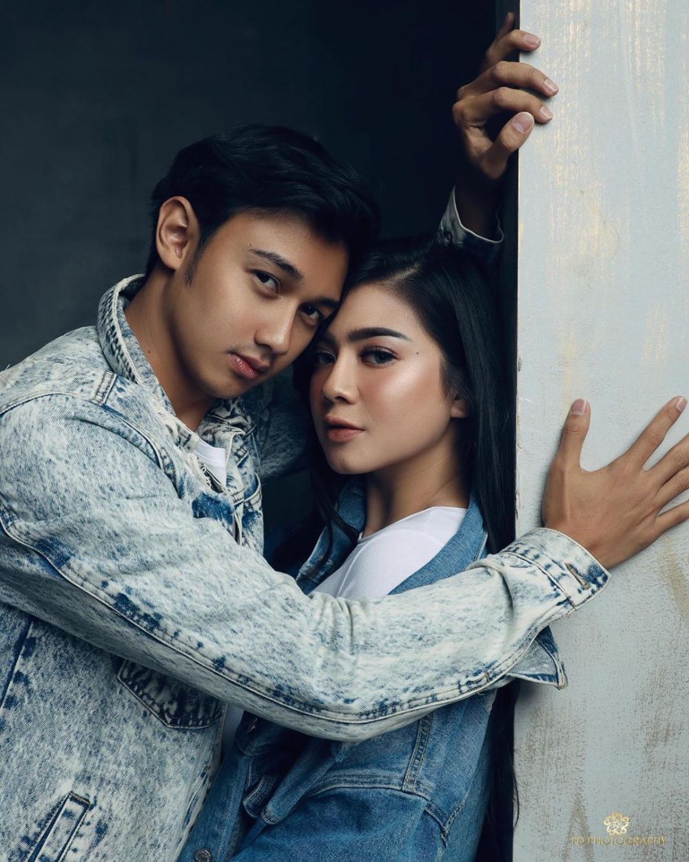 Masih pacaran, gaya mesra pemotretan 11 seleb ini jadi sorotan