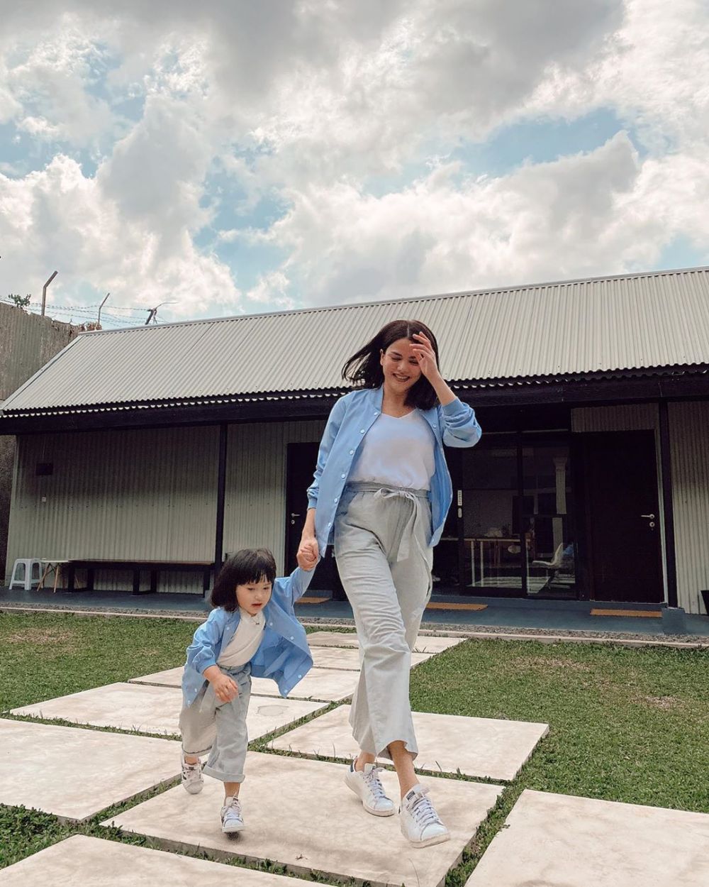 10 Gaya kompak Alice Norin dan anak, jadi inspirasi style kece