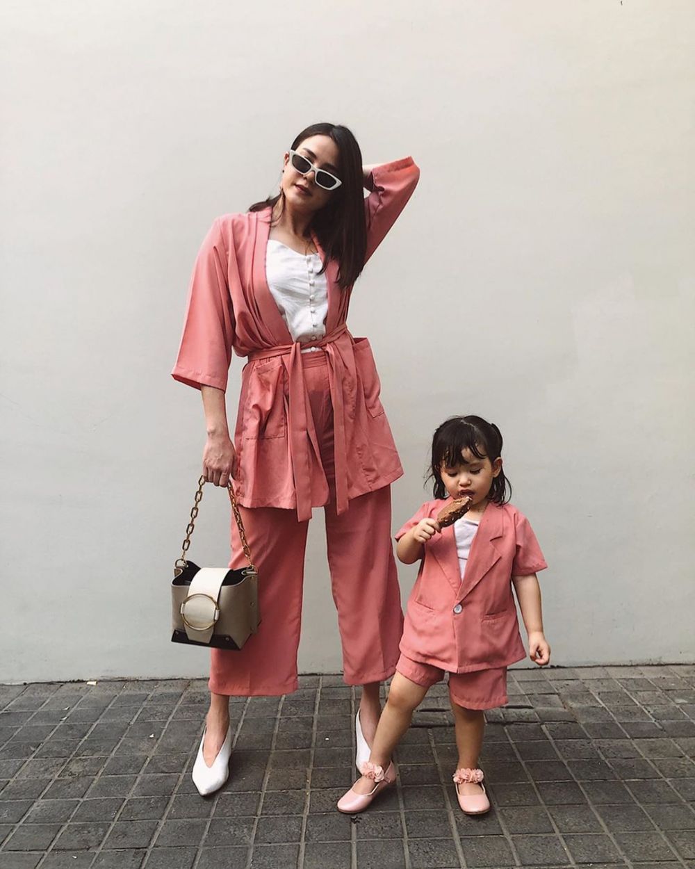 10 Gaya kompak Alice Norin dan anak, jadi inspirasi style kece