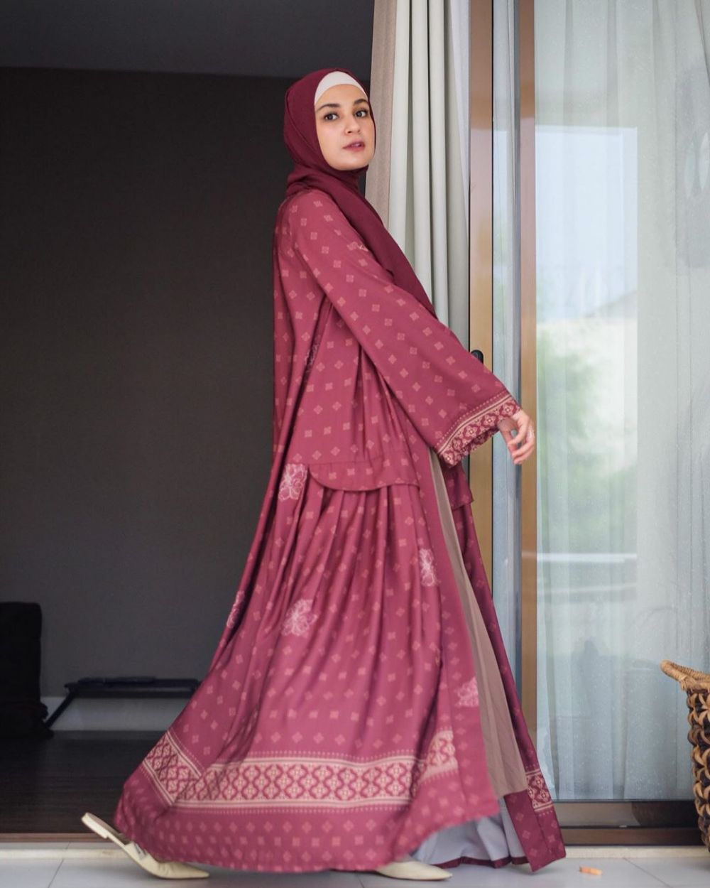 Gaya 10 seleb kenakan gamis, Lebaran tetap stylish meski di rumah