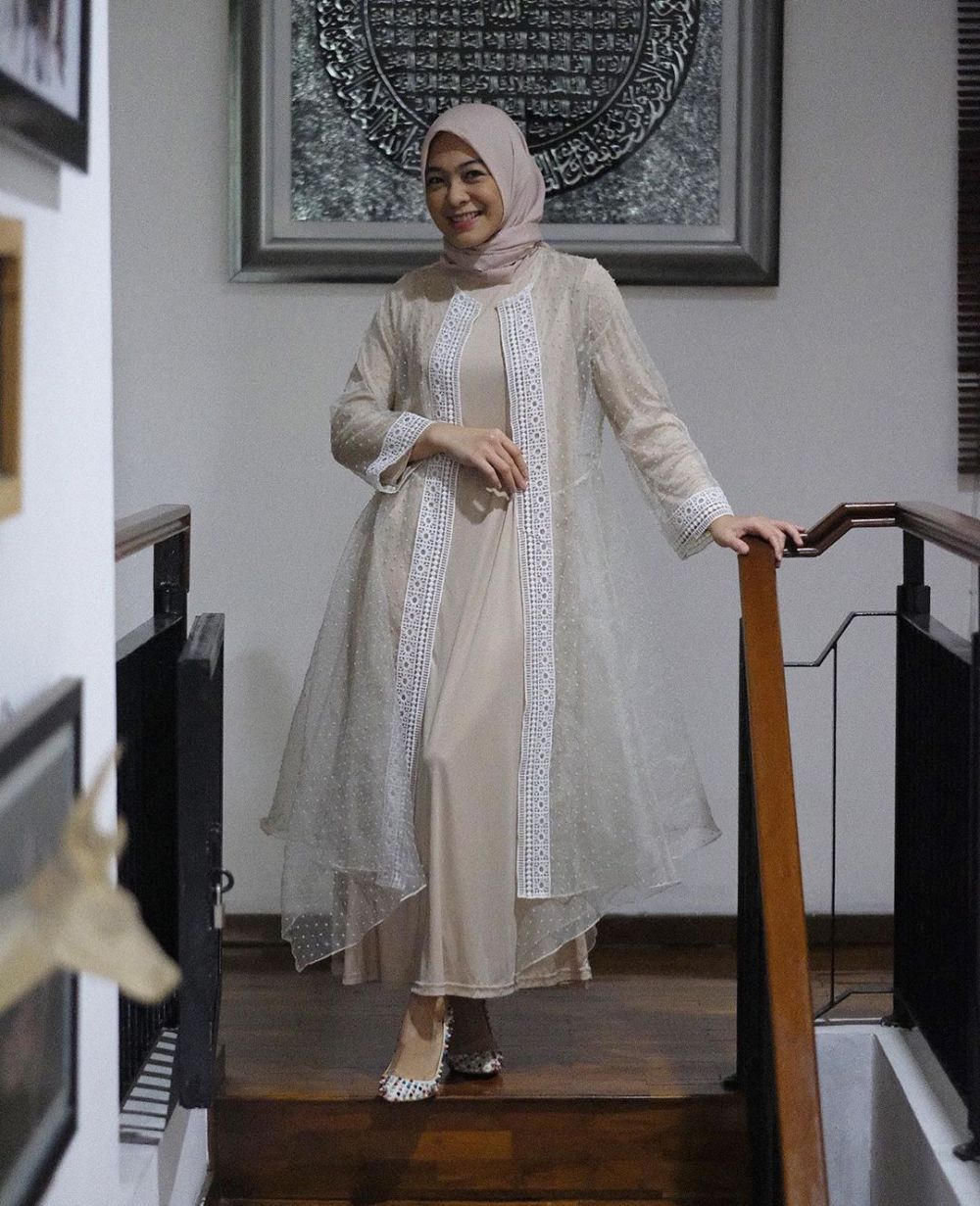 Gaya 10 seleb kenakan gamis, Lebaran tetap stylish meski di rumah