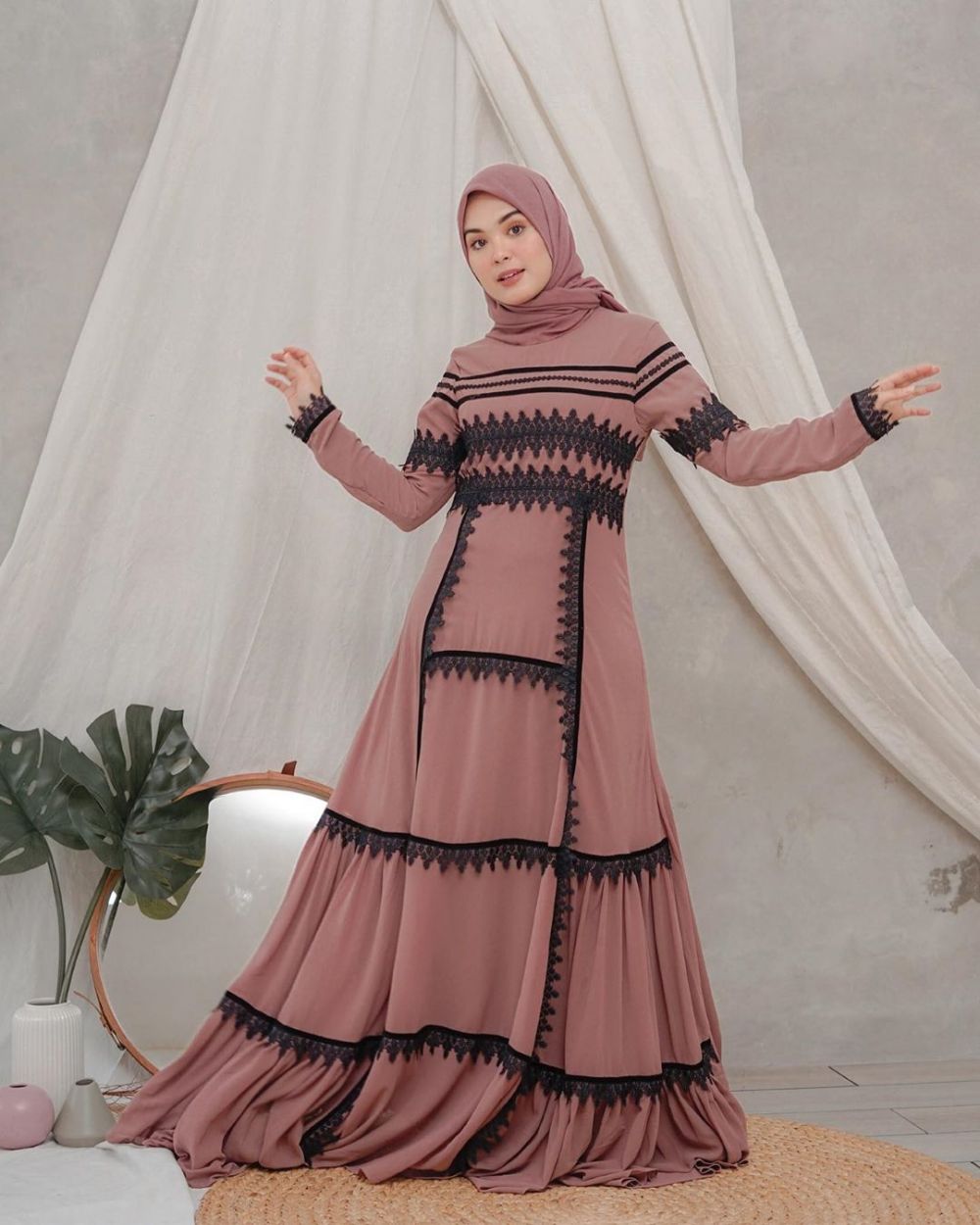 Gaya 10 seleb kenakan gamis, Lebaran tetap stylish meski di rumah