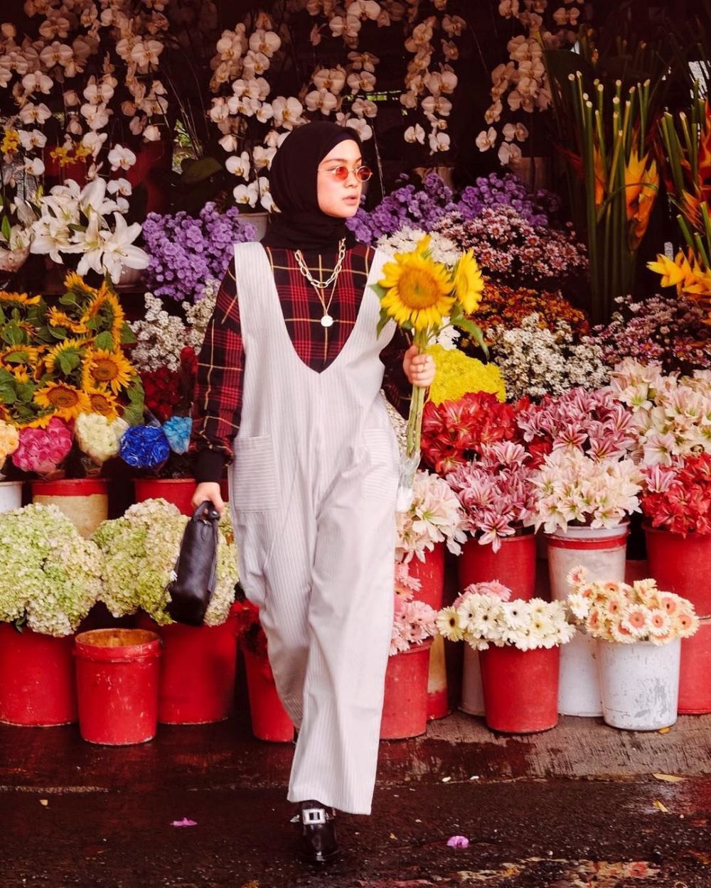 10 Ide outfit mix and match hijab ala Tantri Namirah, stylish & kece