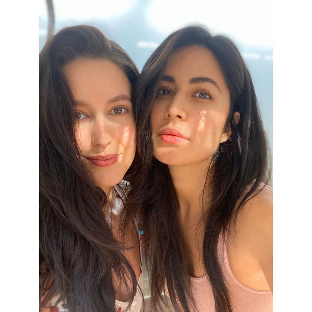 10 Momen kompak Katrina dan Isabelle Kaif, bak saudara kembar