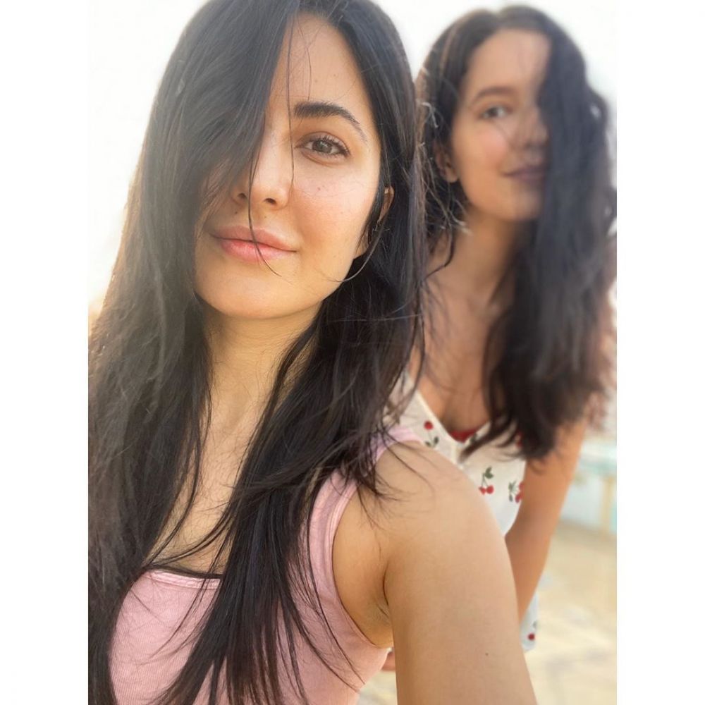 10 Momen kompak Katrina dan Isabelle Kaif, bak saudara kembar