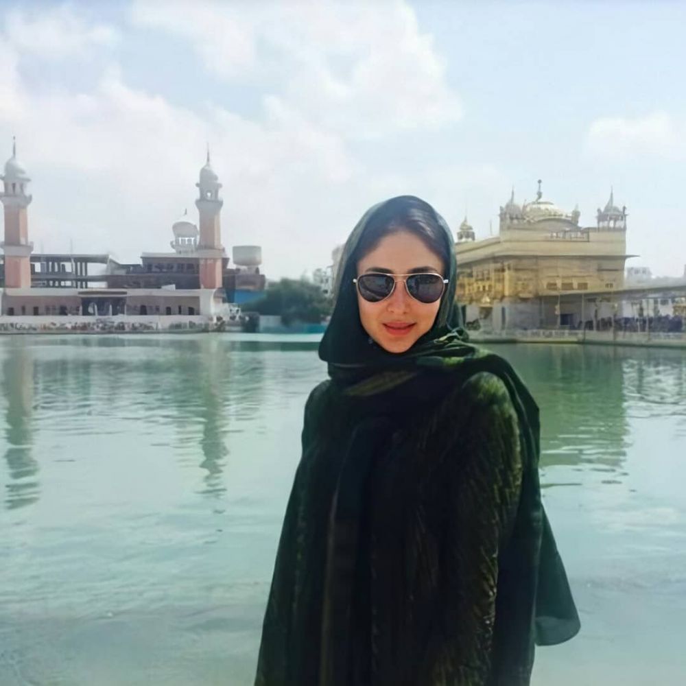 Jarang tersorot, 7 pesona Kareena Kapoor pakai kerudung ini manglingi