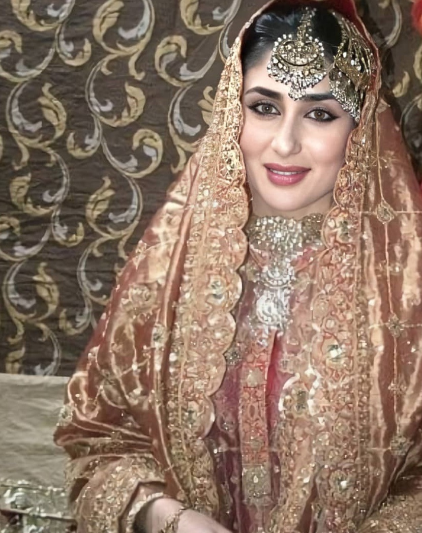 Jarang tersorot, 7 pesona Kareena Kapoor pakai kerudung ini manglingi