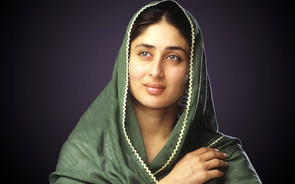 Jarang tersorot, 7 pesona Kareena Kapoor pakai kerudung ini manglingi