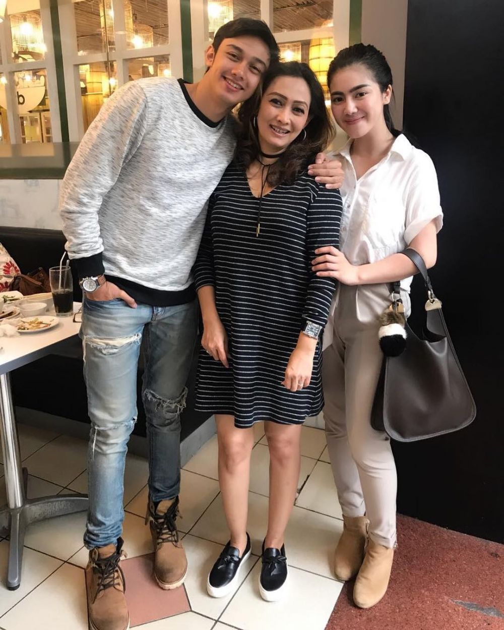 Momen akrab 9 seleb dengan ibunda kekasih, calon menantu & mertua