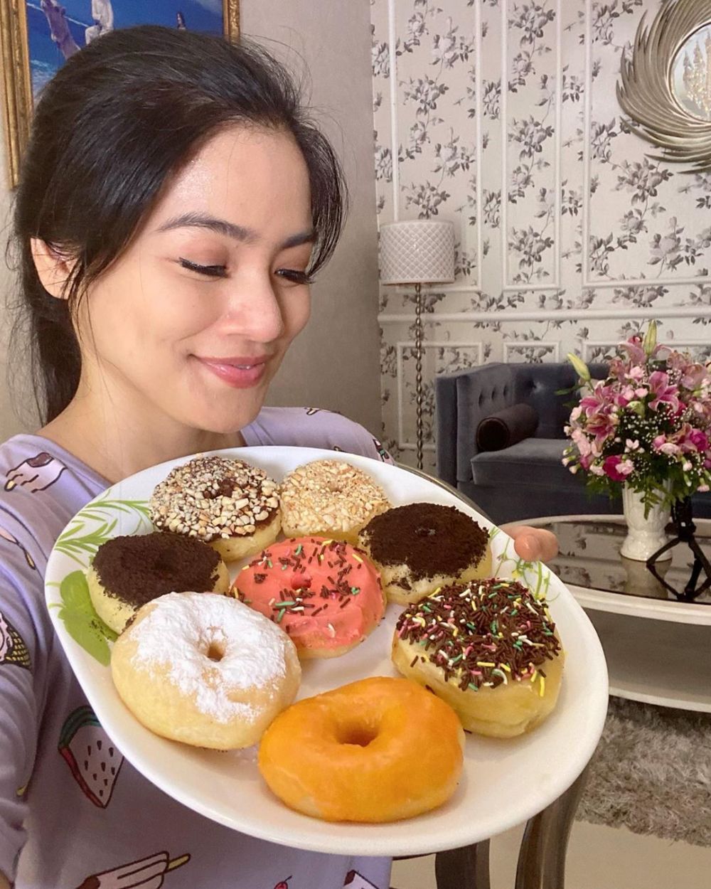 7 Momen Titi Kamal masak di rumah, penampilannya curi perhatian