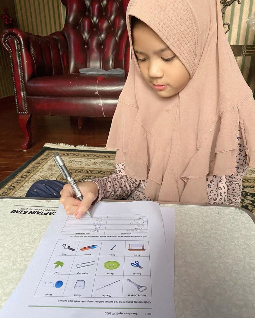 7 Potret Safeea Ahmad berkerudung, cantik seperti ibunya