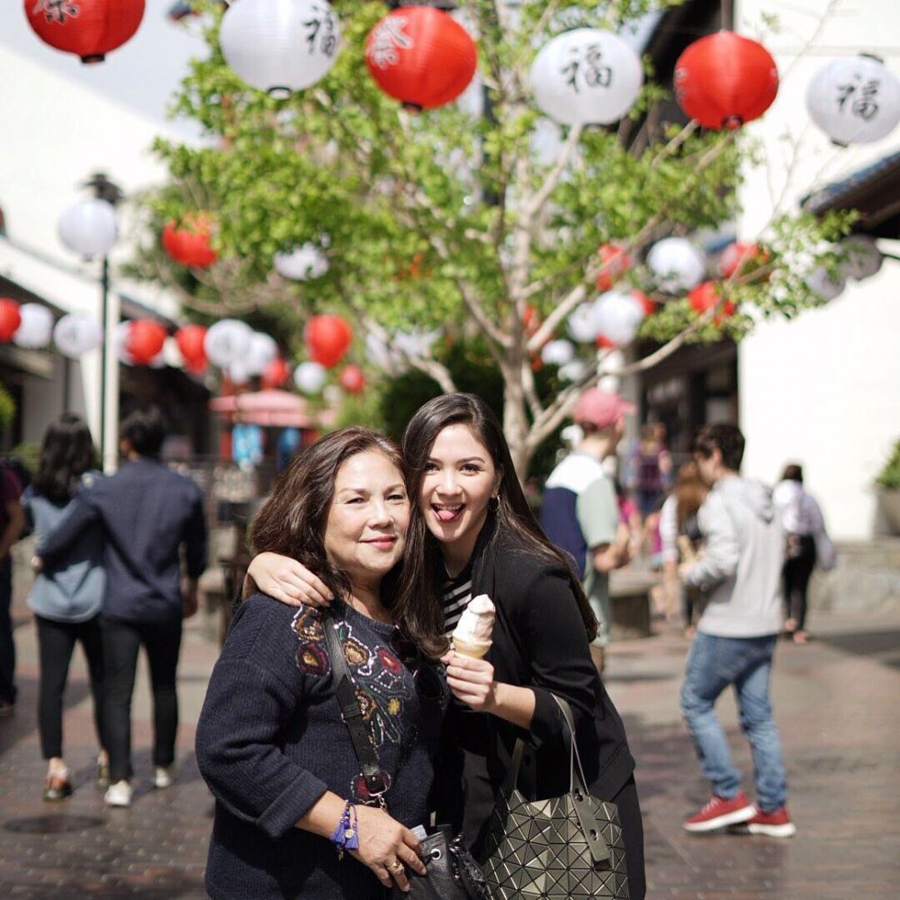 8 Potret Jessica Mila dan sang mama yang jarang tersorot