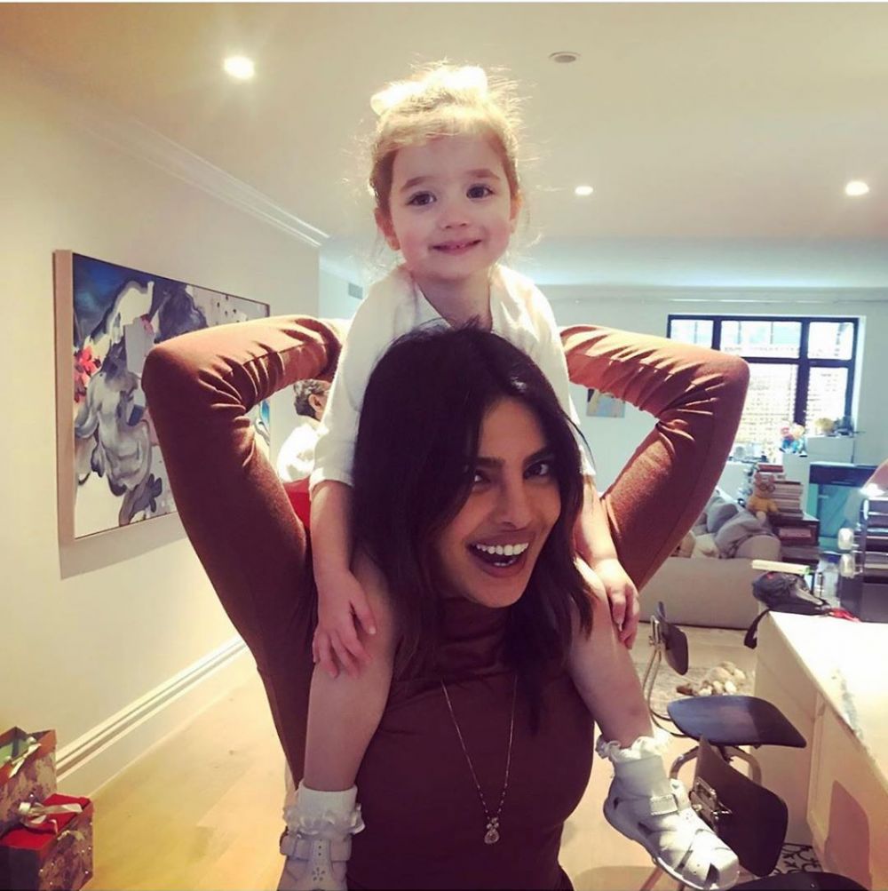 8 Momen kedekatan Priyanka Chopra bareng anak kecil, keibuan
