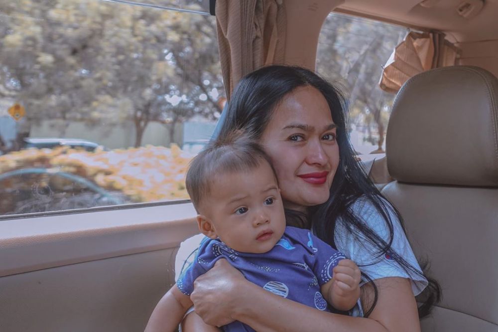 Masih stylish, 8 seleb ini ternyata sudah punya cucu