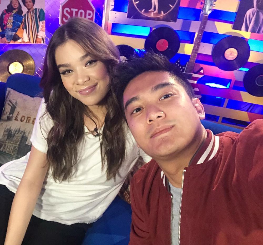 12 Momen Boy William bareng artis luar negeri, ada Hailee