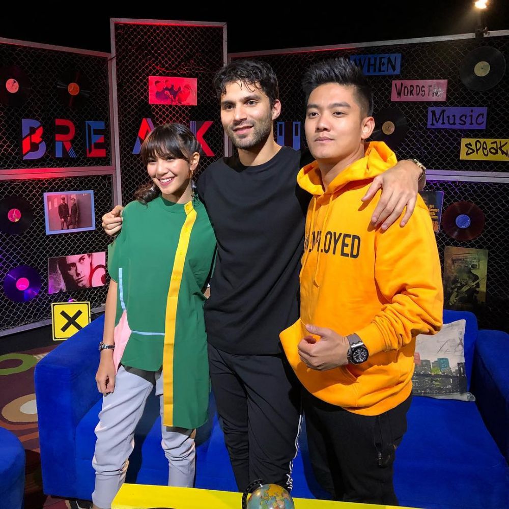 12 Momen Boy William bareng artis luar negeri, ada Hailee