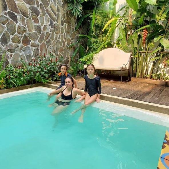 8 Penampakan rumah Wulan Guritno, halaman belakangnya instagramable