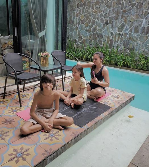8 Penampakan rumah Wulan Guritno, halaman belakangnya instagramable