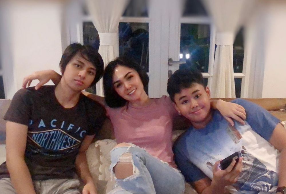 10 Potret kedekatan anak artis dengan saudara angkat