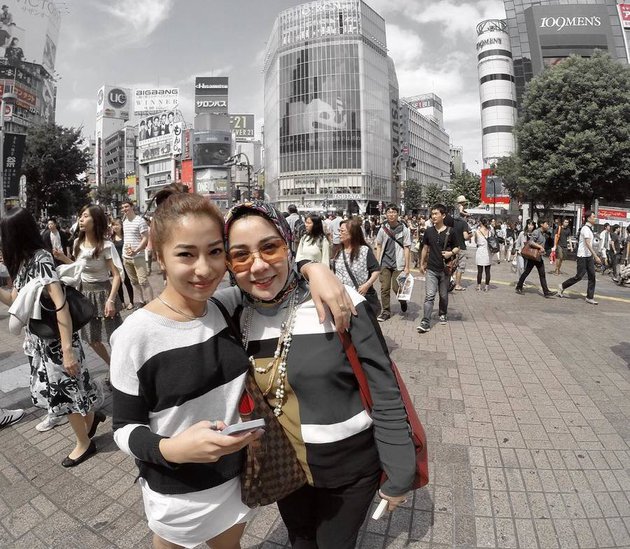 Pesona 10 ibu seleb ini cantiknya awet muda, sering dikira saudaranya