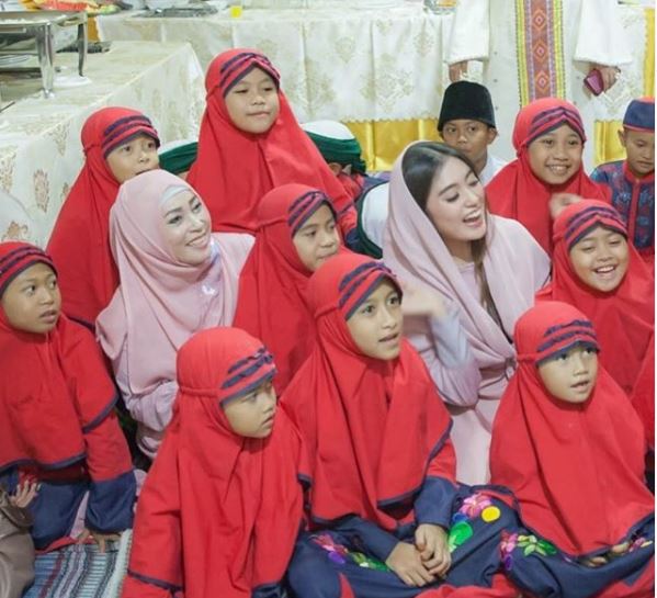 8 Potret Nabilah eks JKT 48 bareng mama, bak kakak adik