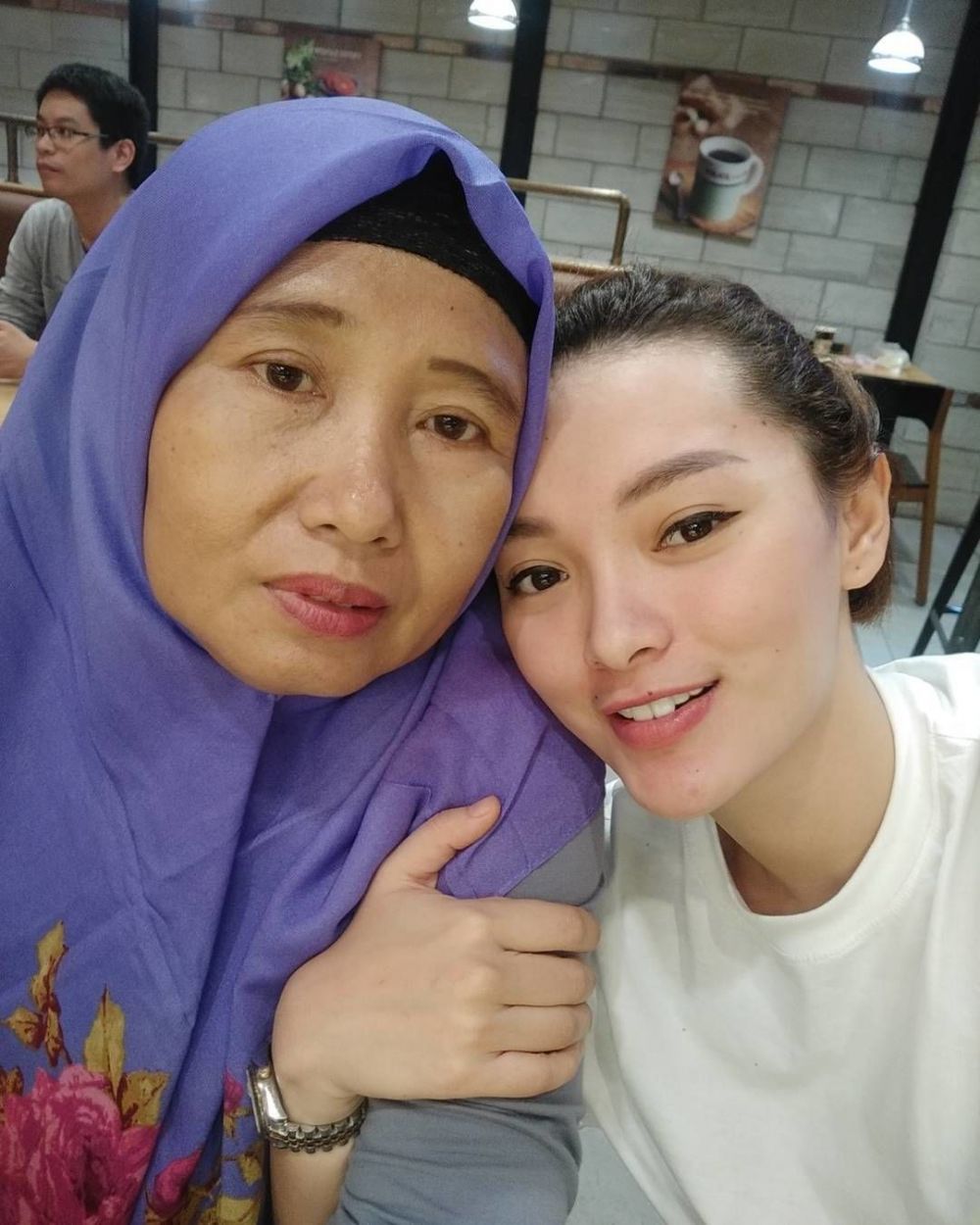 Jarang tersorot, ini 6 kedekatan Zaskia Gotik bareng ibunya