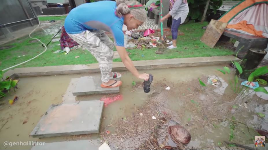 9 Potret rumah Gen Halilintar usai kebanjiran, sampah berserakan