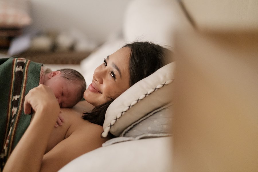 8 Potret manis Andien dan putra keduanya, sederhana di dalam rumah