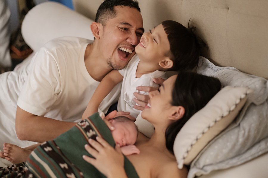 8 Potret manis Andien dan putra keduanya, sederhana di dalam rumah