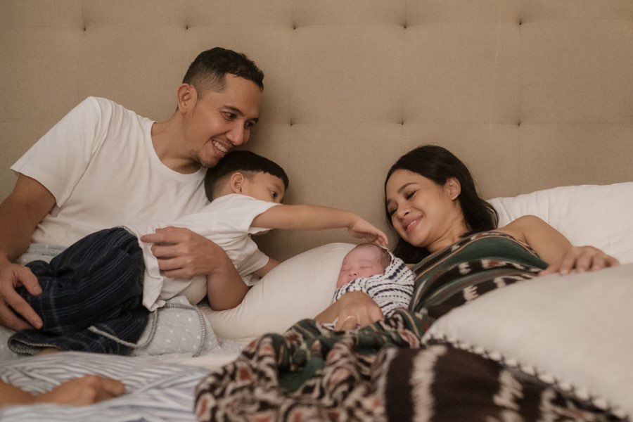 8 Potret manis Andien dan putra keduanya, sederhana di dalam rumah