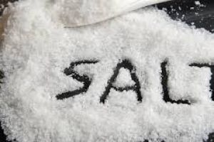 Berkumur air garam bisa atasi virus corona, mitos atau fakta?